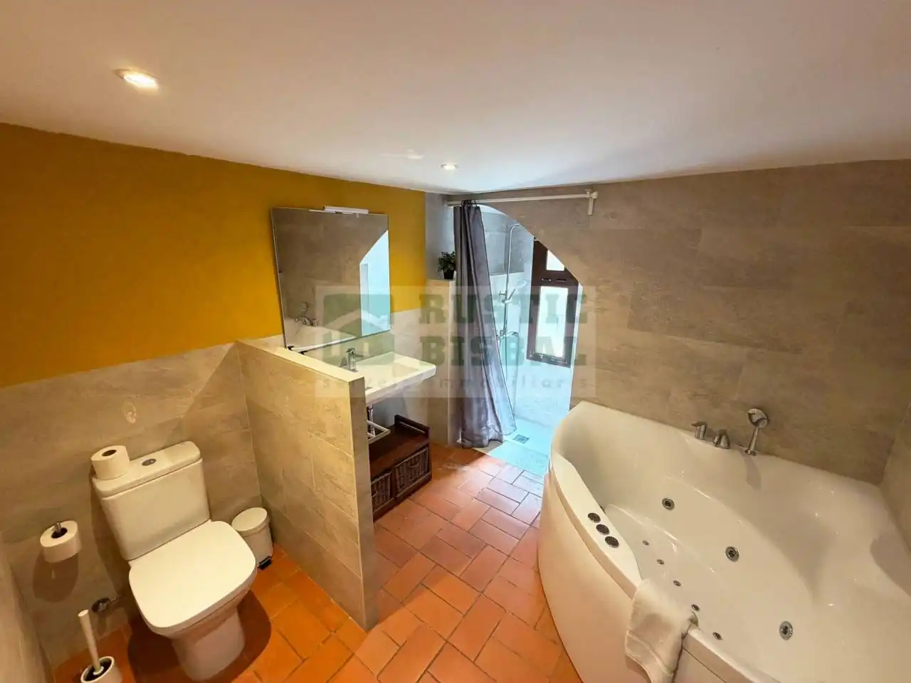 Baño de Finca rústica de alquiler en Vilademuls con Aire acondicionado, Calefacción y Jardín privado