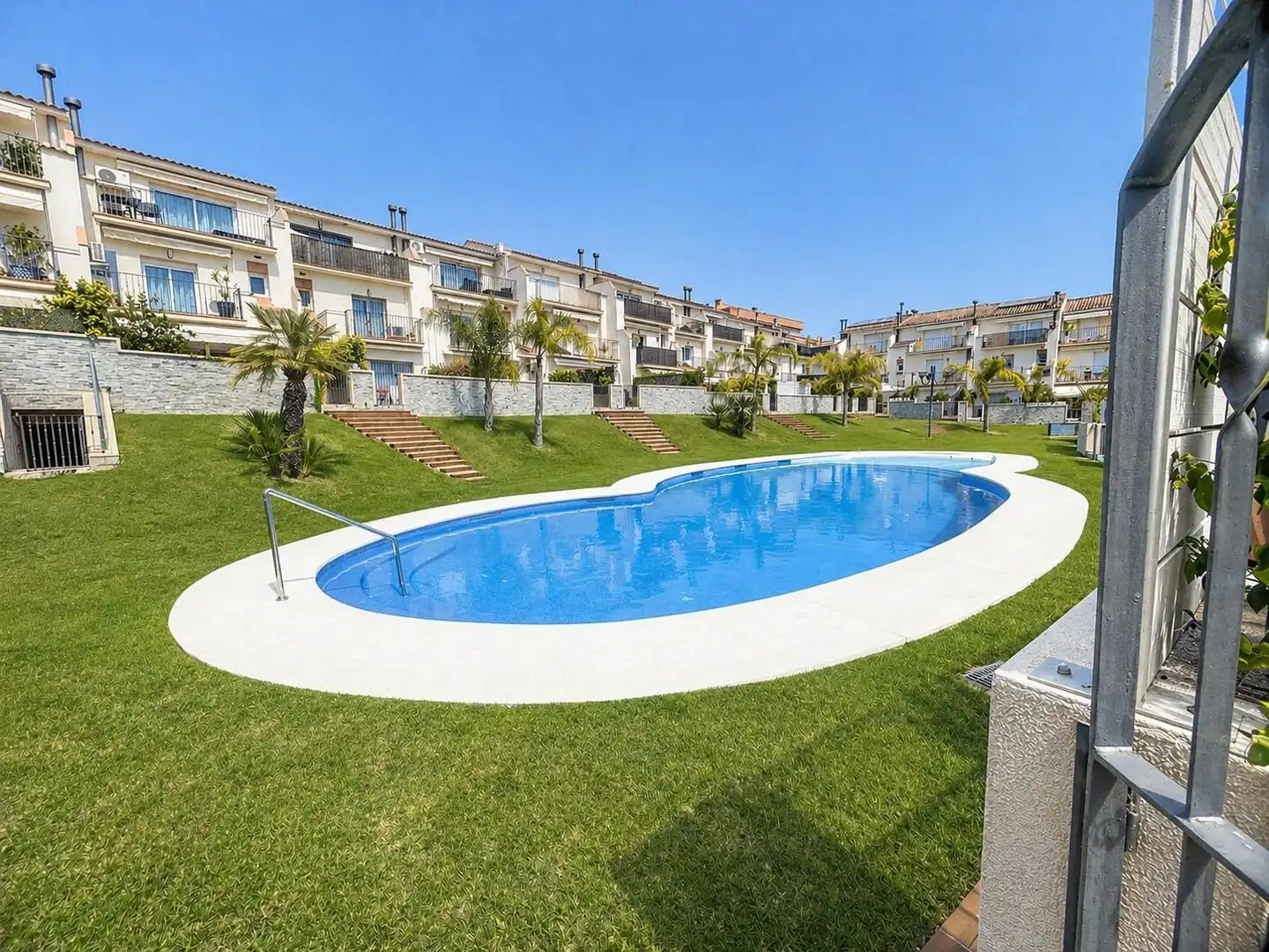 Schwimmbecken von Einfamilien-Reihenhaus zum Verkauf in Sitges mit Klimaanlage, Heizung und Privatgarten