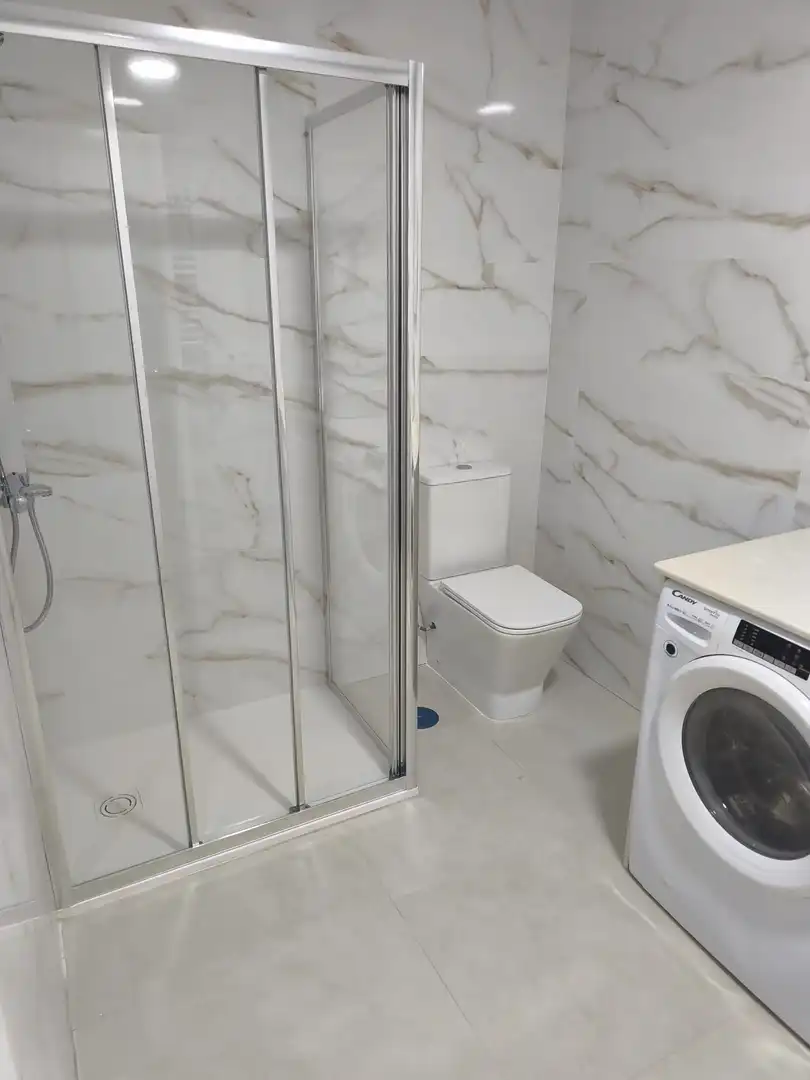 Badezimmer von Wohnungen zur Miete in Cáceres mit Klimaanlage, Heizung und Möbliert