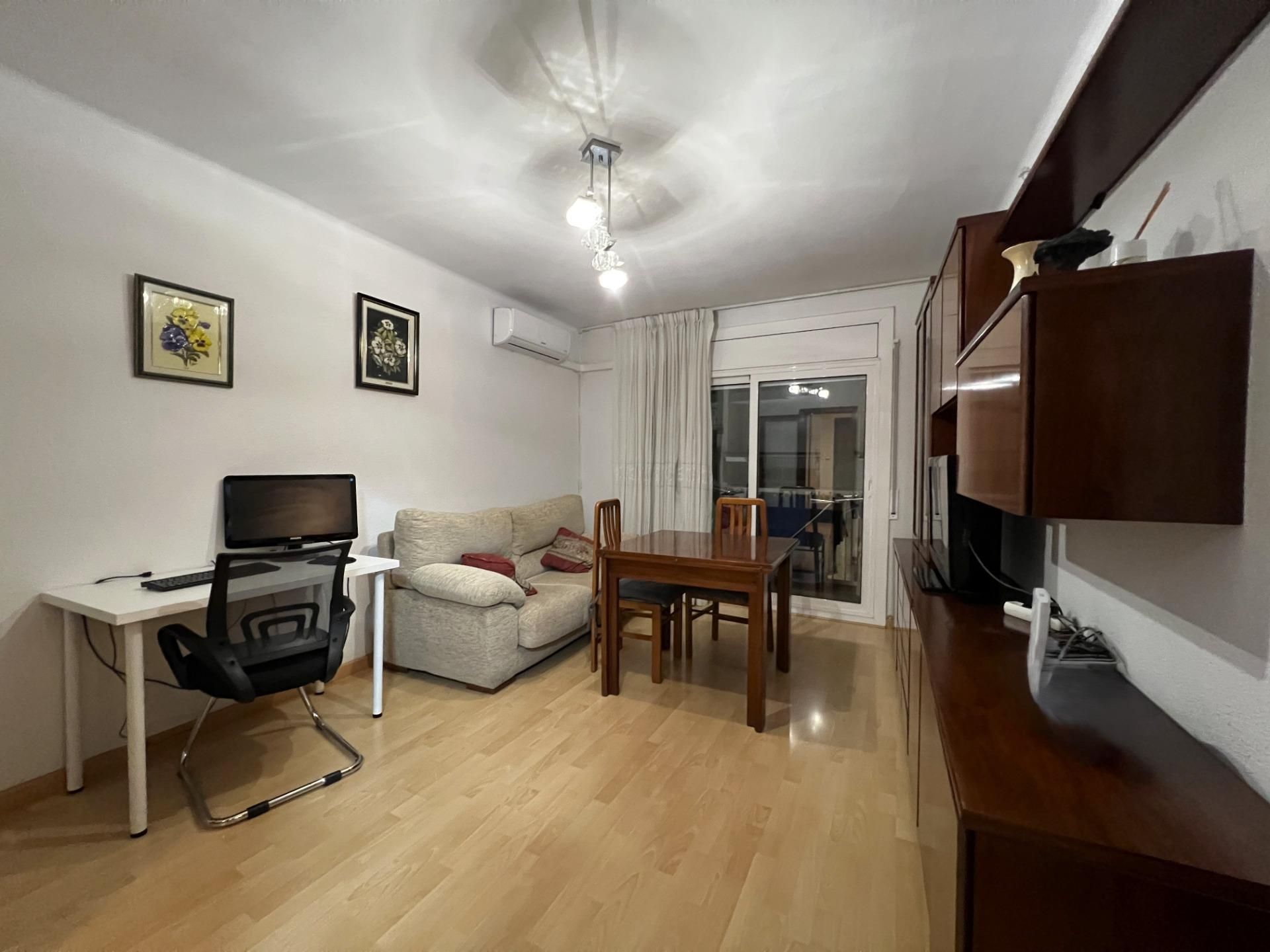 Sala d'estar de Pis de lloguer en L'Hospitalet de Llobregat amb Aire condicionat, Parquet i Balcó