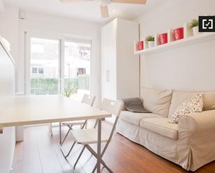 Living room of Flat to rent in  Madrid Capital  with Air Conditioner and Balcony