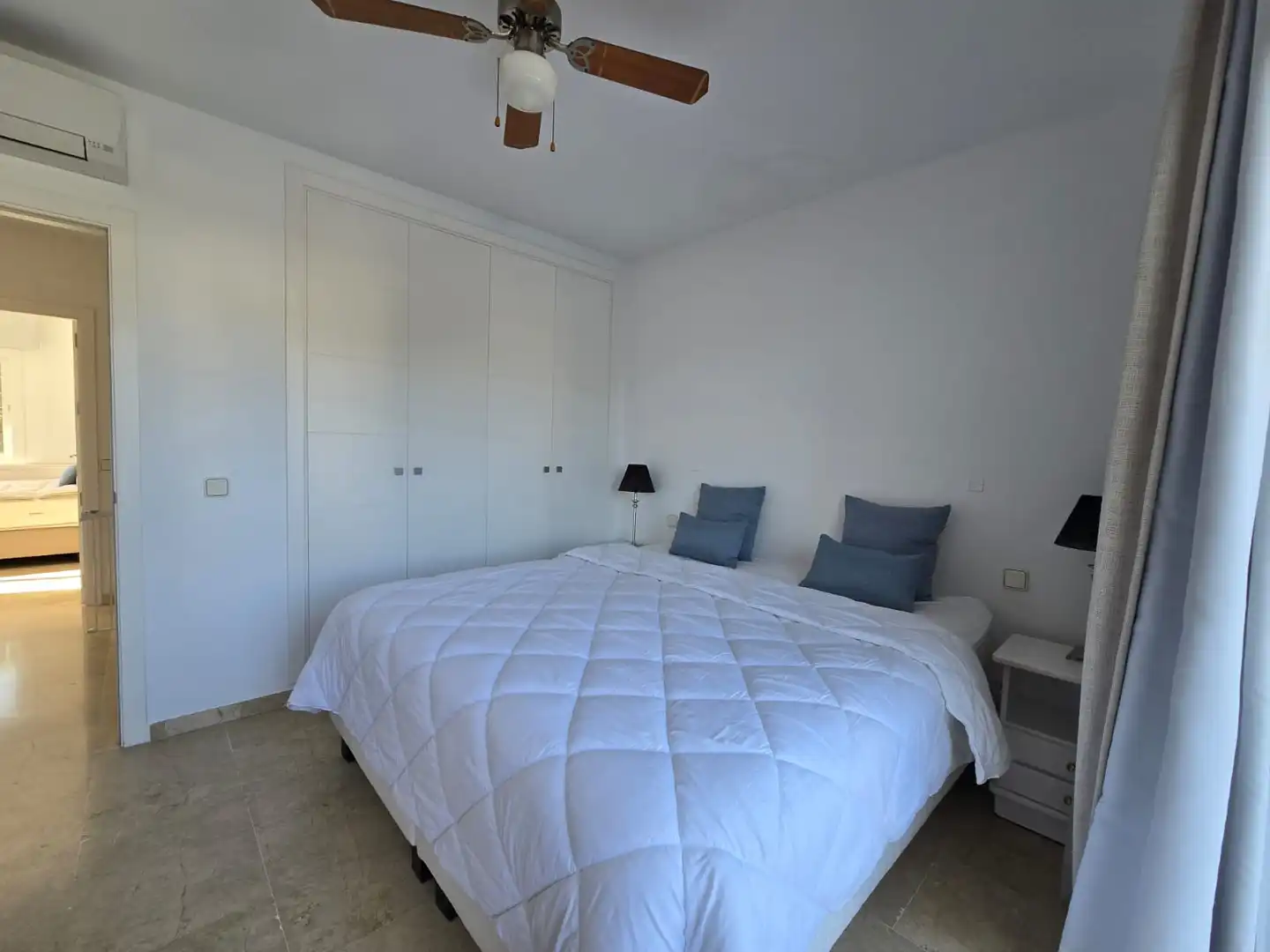 Dormitori de Casa adosada en venda en Marbella amb Aire condicionat, Terrassa i Moblat