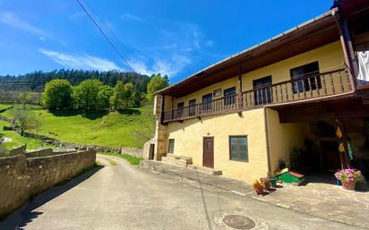 Vista exterior de Casa o xalet en venda en Cabuérniga amb Balcó