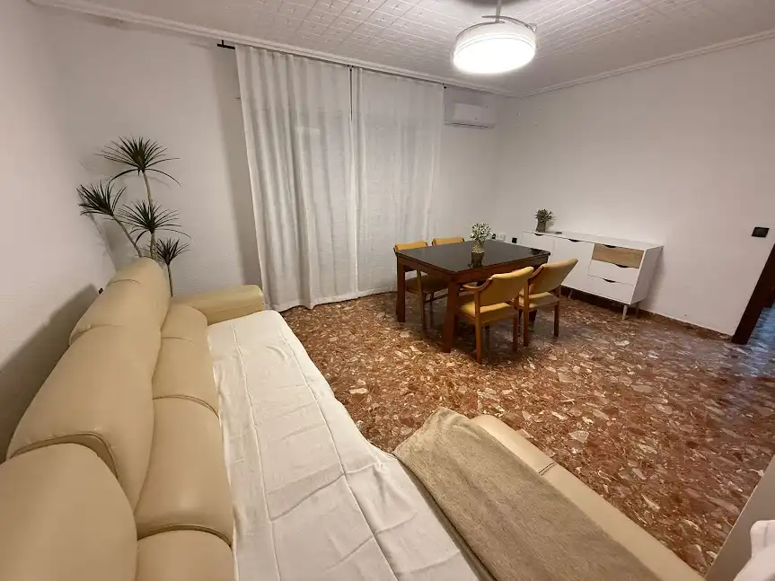 Flat for rent in Calle Romea, 9, Linarejos