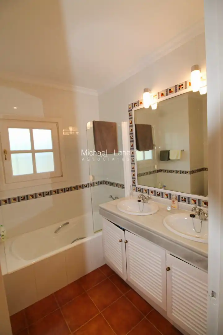 Bathroom of Houses for sale in Sotogrande  with Air Conditioner, Heating and Private garden