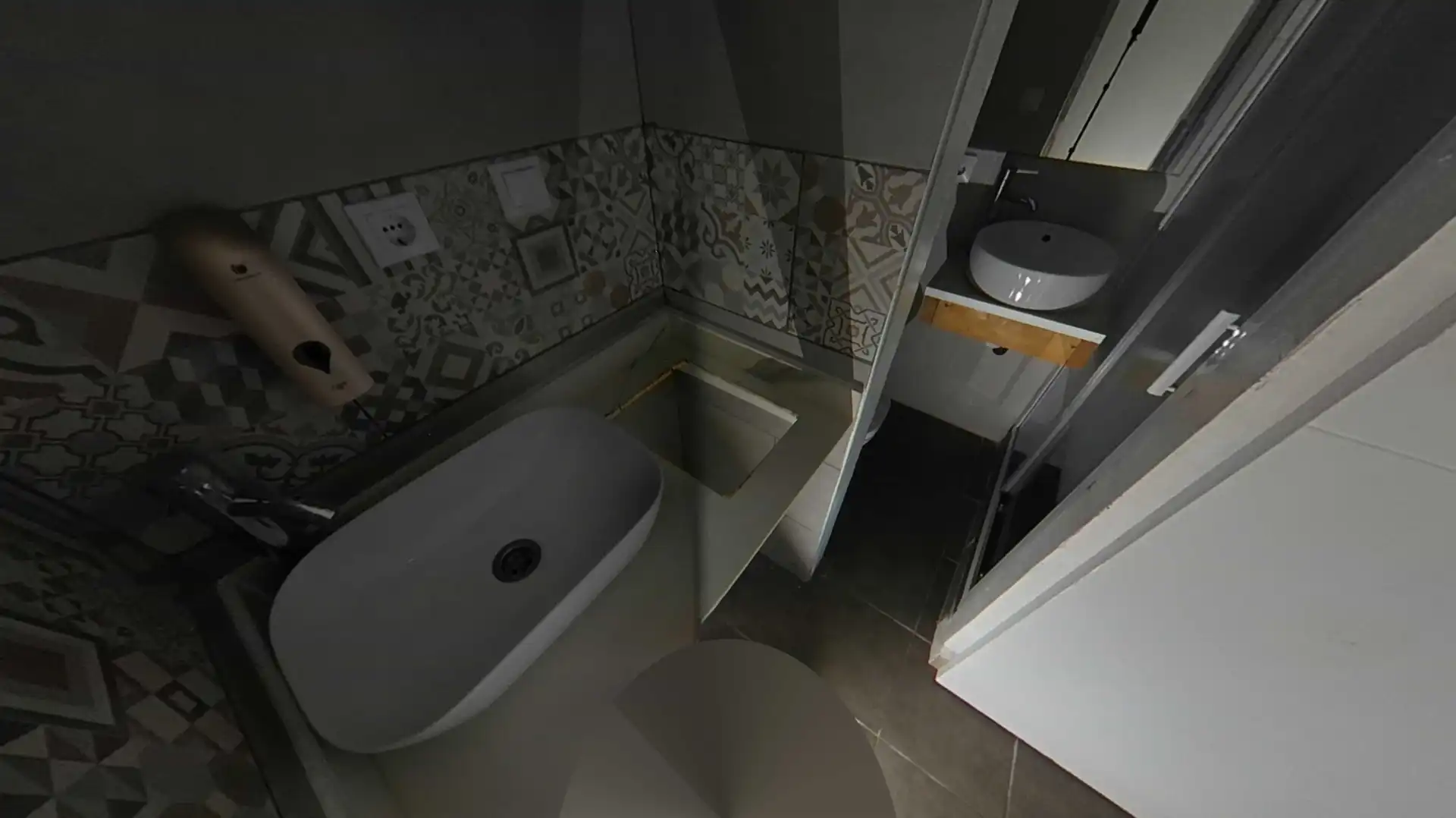Bathroom of Ground floor for sale in Barcelona  with Air Conditioner and Alarm