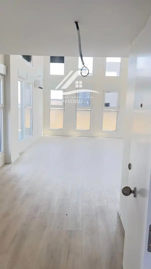 Vista exterior de Piso en venta en Madrid con Aire acondicionado, Piscina y Piscina comunitaria