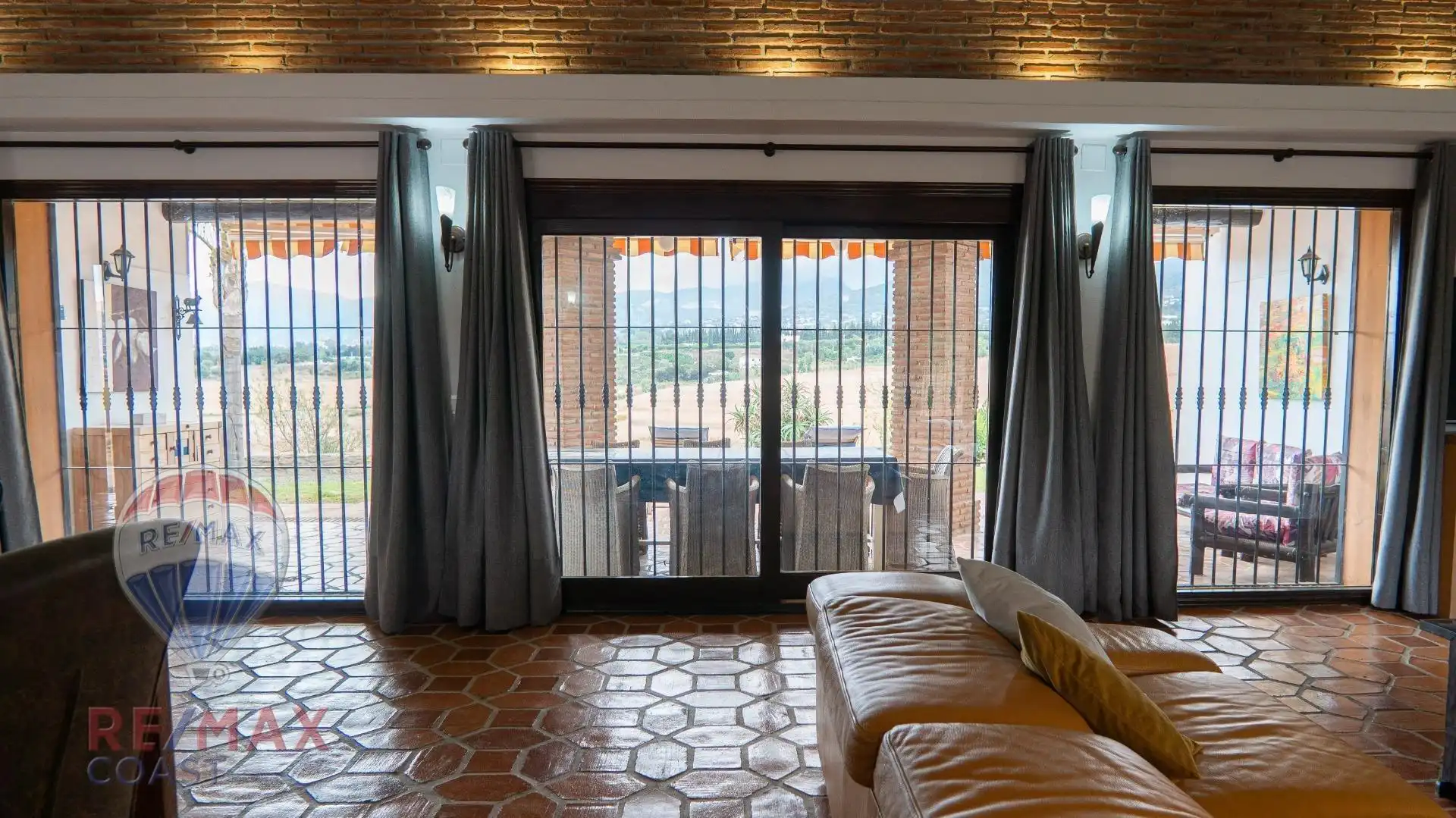 Sala d'estar de Casa o xalet en venda en Alhaurín de la Torre amb Aire condicionat, Jardí privat i Terrassa