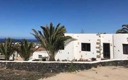 Vista exterior de Casa o xalet en venda en Tinajo amb Terrassa i Piscina