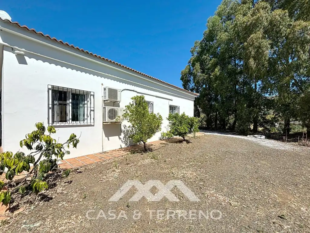 Vista exterior de Casa o xalet en venda en Vélez-Málaga amb Aire condicionat, Jardí privat i Terrassa