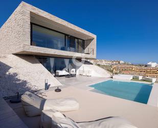 Vista exterior de Casa o xalet en venda en Benalmádena amb Piscina i Moblat