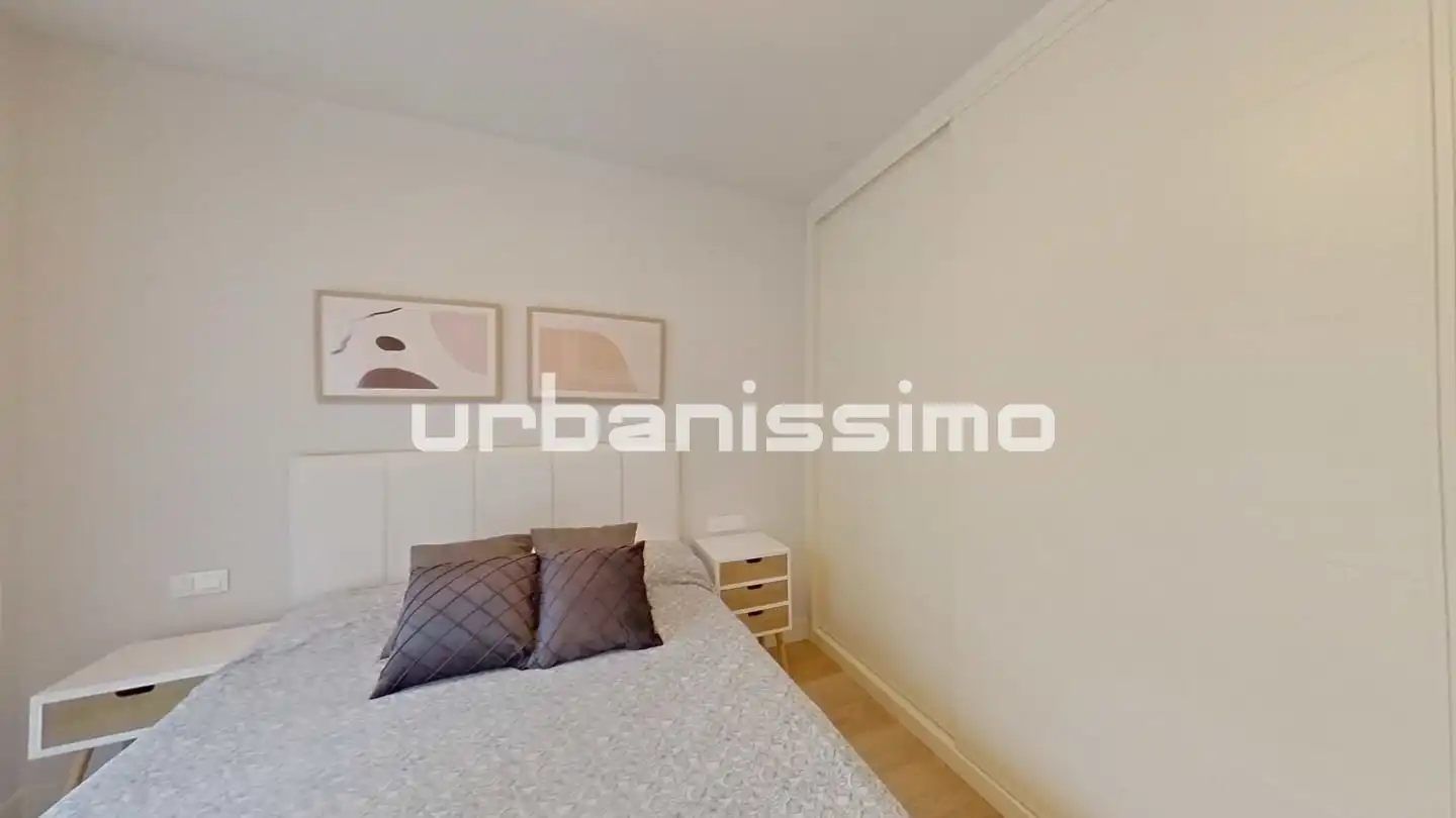 Dormitori de Apartament de lloguer en Madrid amb Aire condicionat, Calefacció i Moblat