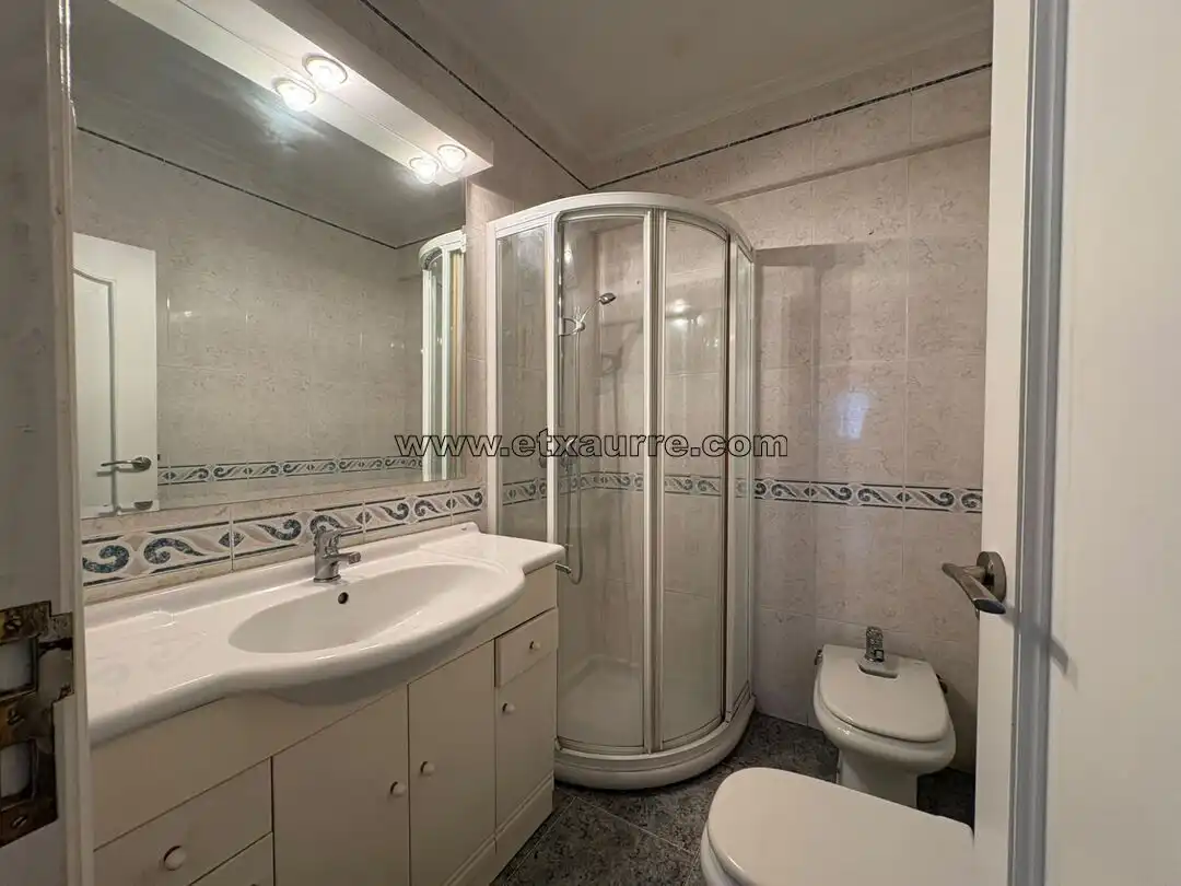 Baño de Piso en venta en Laudio / Llodio con Calefacción, Amueblado y Balcón