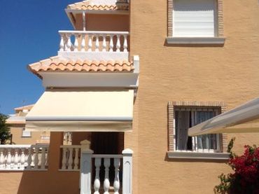 Adossat amb balcó en venda a Calle Hijar