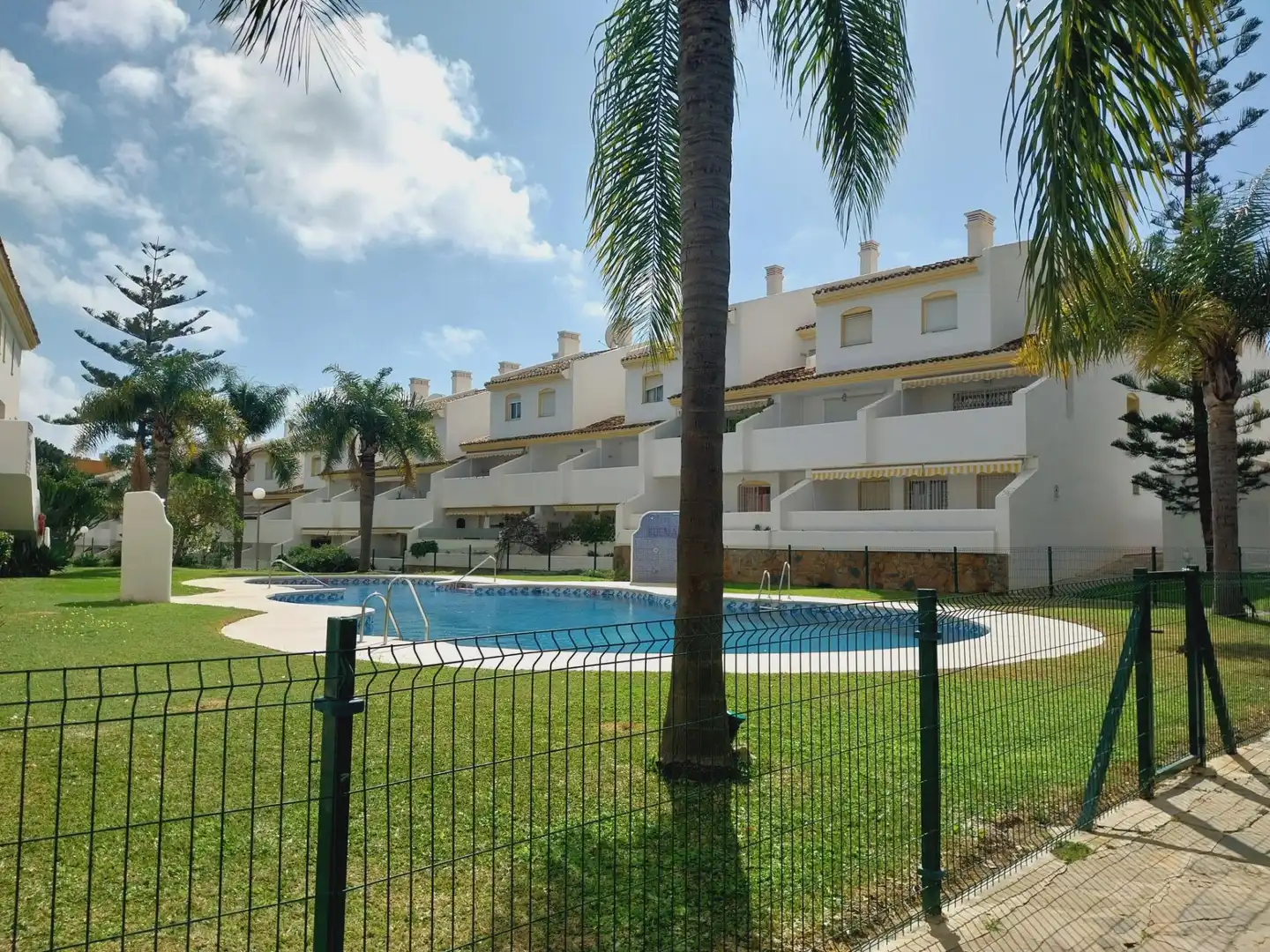Vista exterior de Dúplex en venta en Mijas con Aire acondicionado, Calefacción y Terraza