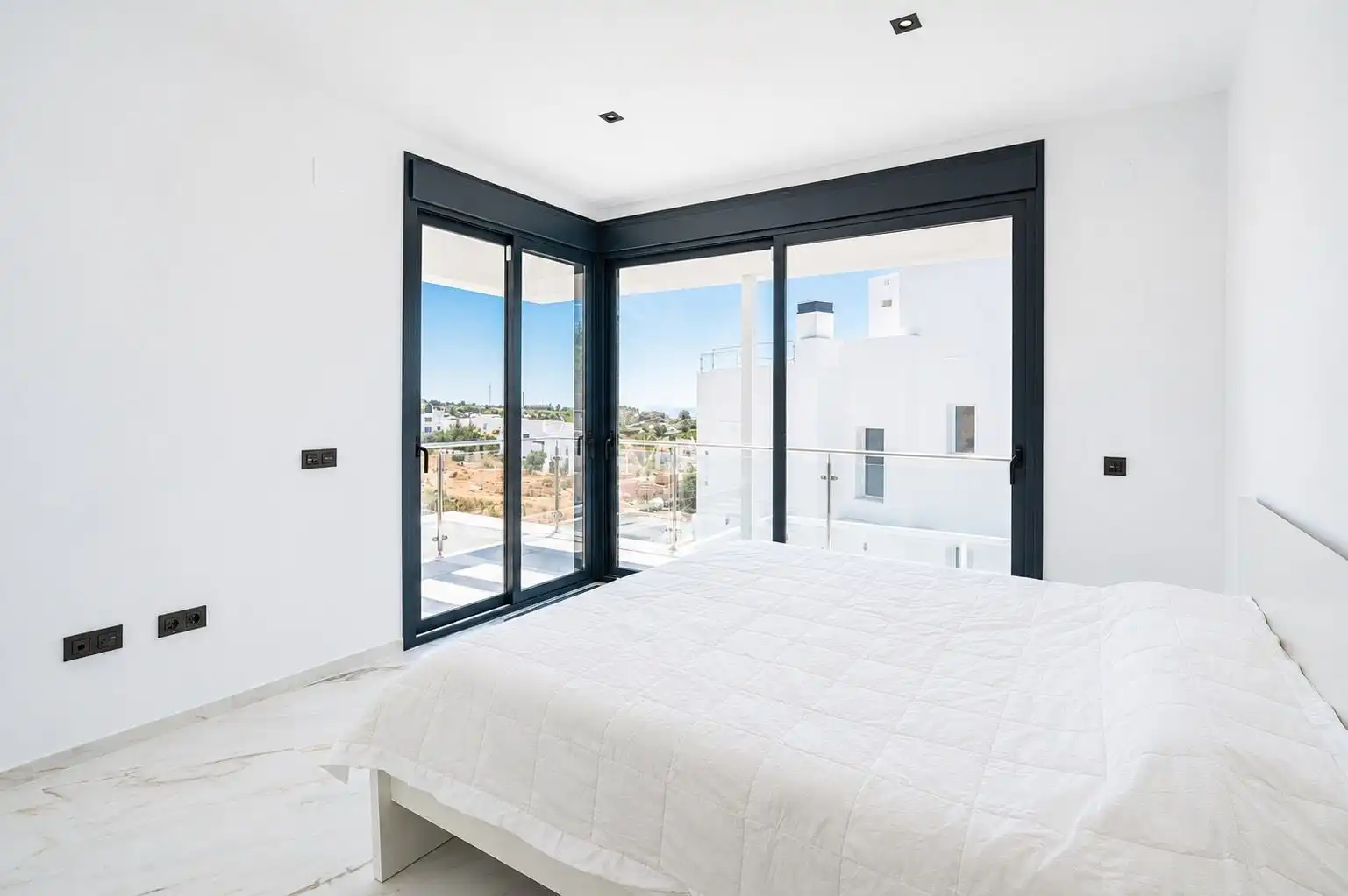 Dormitori de Casa o xalet en venda en Nerja amb Aire condicionat, Calefacció i Jardí privat