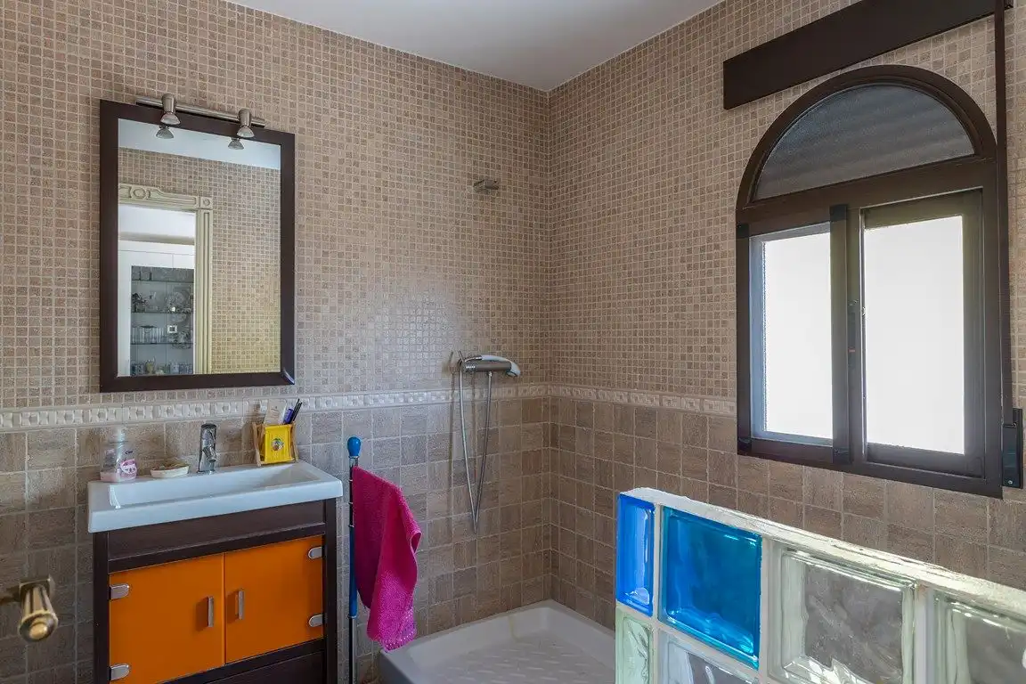 Bany de Casa o xalet en venda en Peligros amb Aire condicionat, Calefacció i Jardí privat