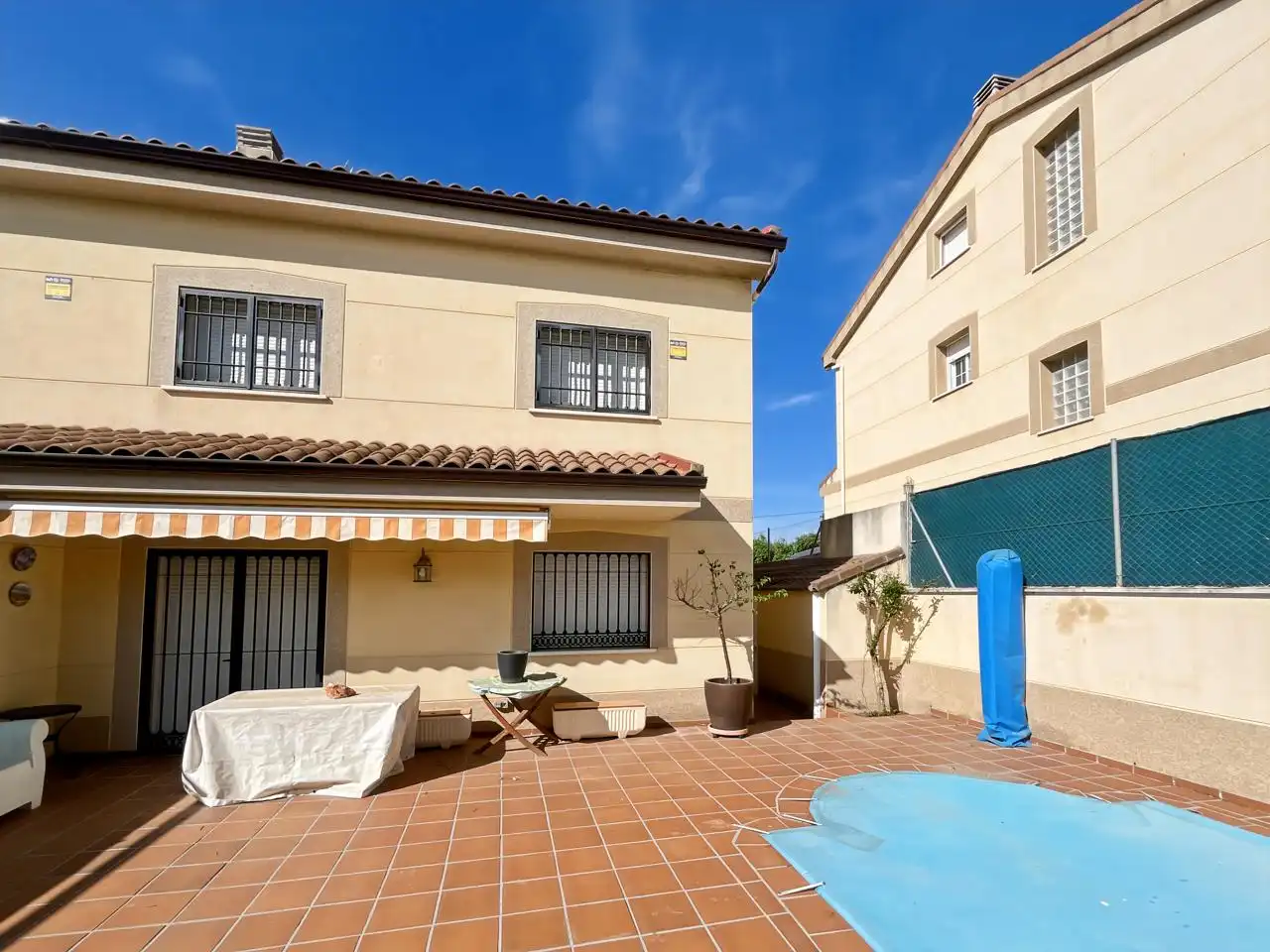 Vista exterior de Casa adosada en venda en Valdelaguna amb Calefacció, Jardí privat i Terrassa