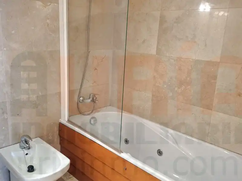 Bany de Pis en venda en Oviedo  amb Calefacció, Terrassa i Traster