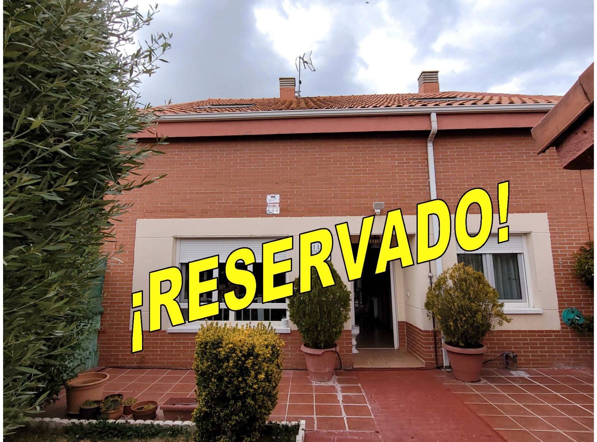 Vista exterior de Casa o xalet en venda en Villaverde de Medina amb Calefacció, Jardí privat i Parquet