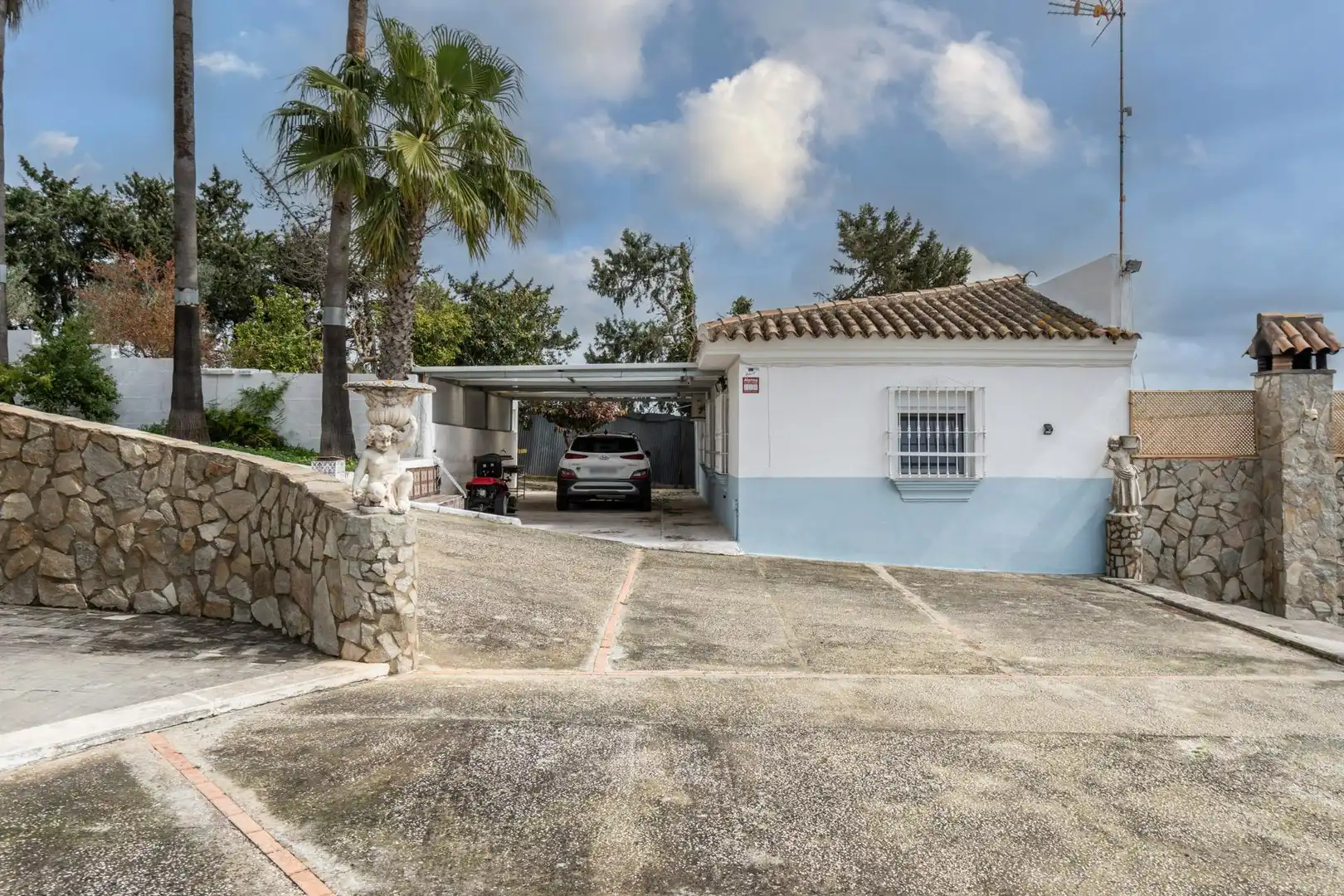 Vista exterior de Casa o chalet en venta en Chiclana de la Frontera con Aire acondicionado, Calefacción y Jardín privado