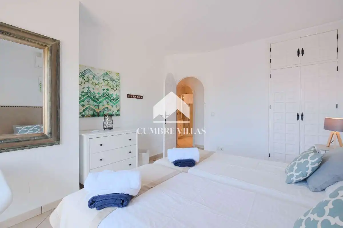 Dormitori de Casa o xalet en venda en Salobreña amb Jardí privat, Terrassa i Piscina comunitària
