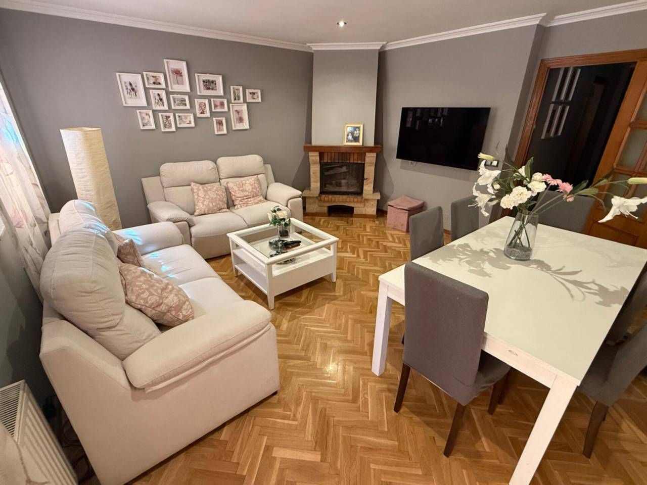 Sala d'estar de Casa adosada en venda en Salamanca Capital amb Calefacció, Parquet i Terrassa
