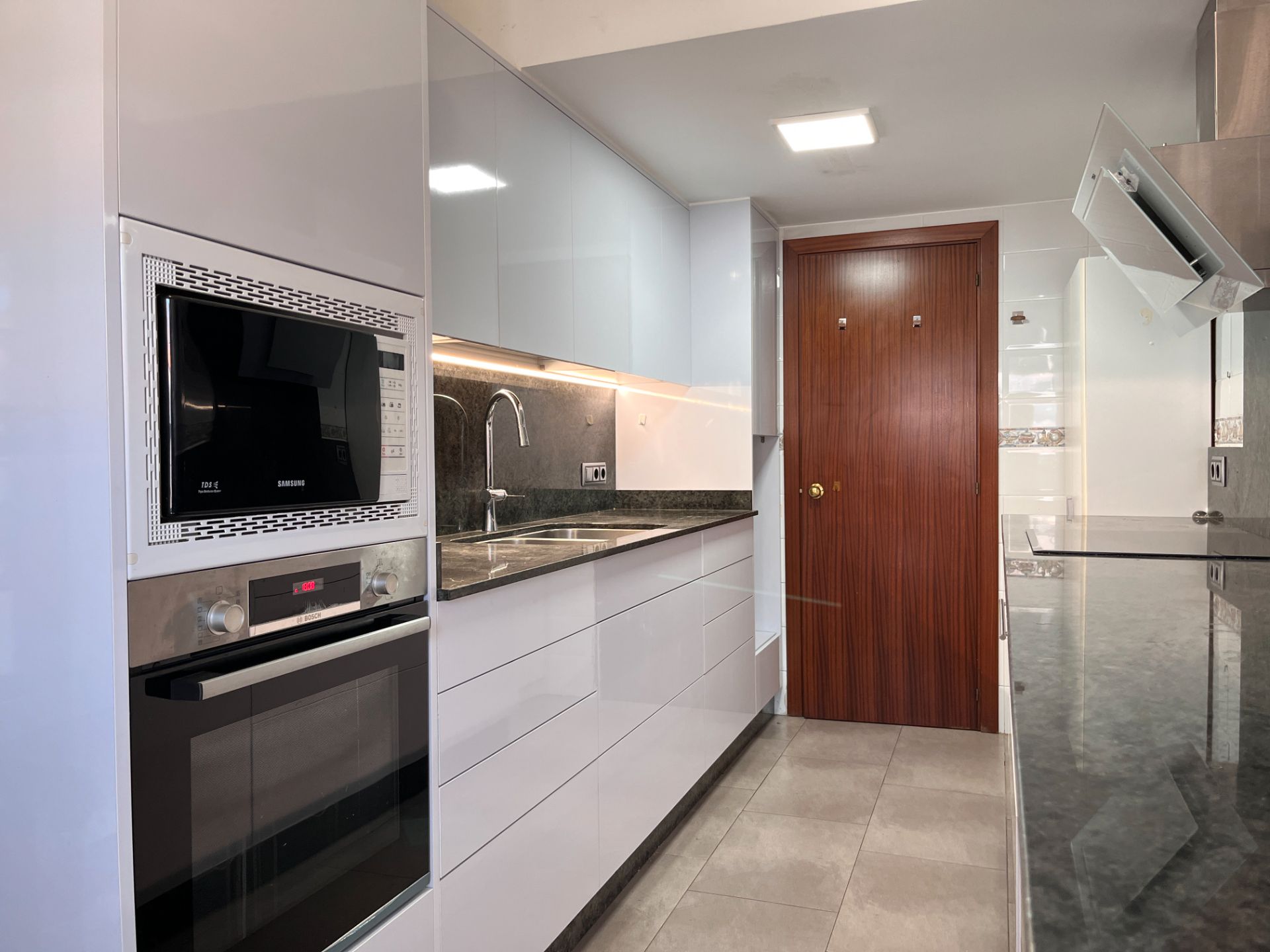 Cuina de Pis en venda en Girona Capital amb Aire condicionat, Calefacció i Forn