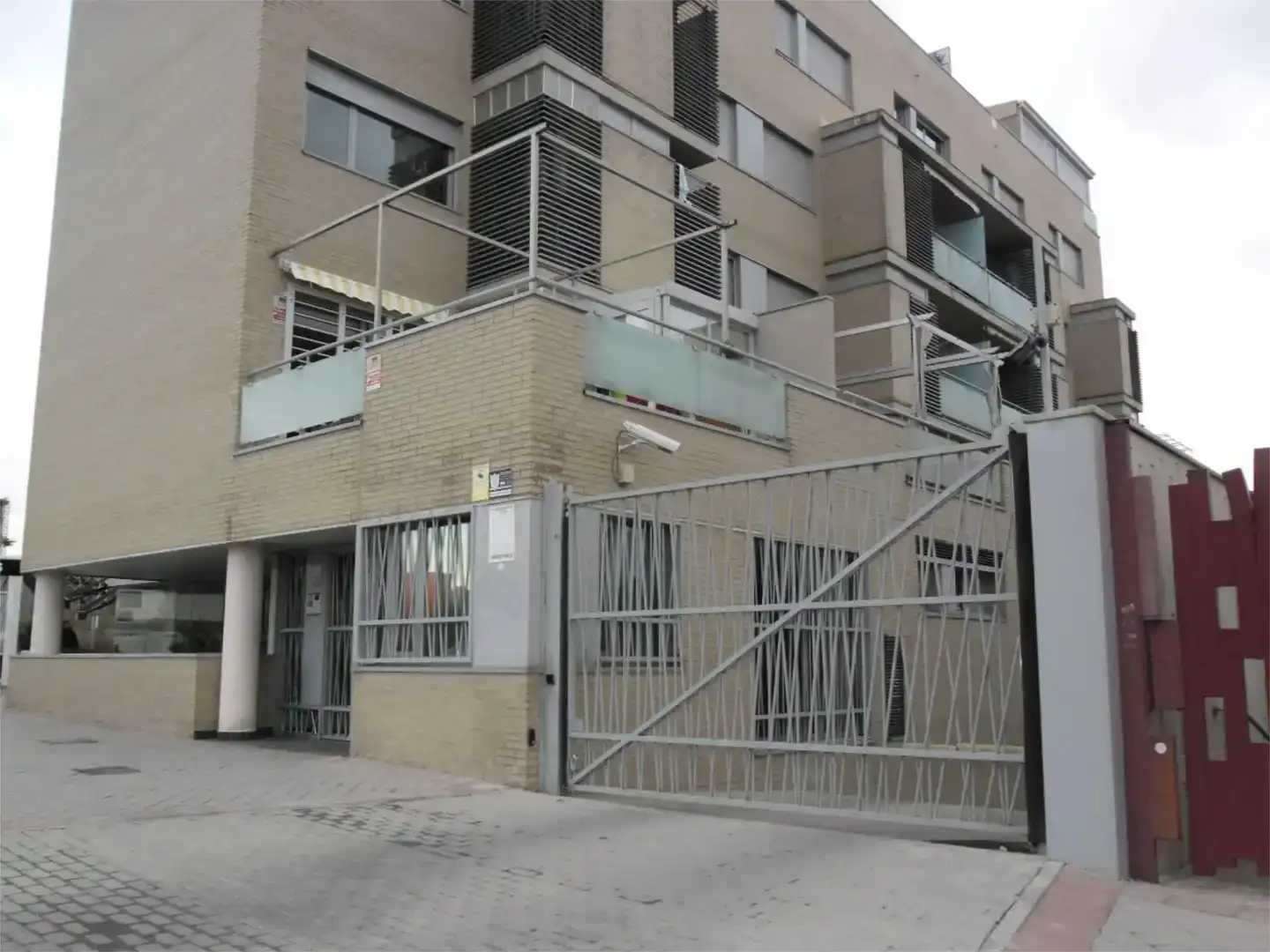 Außenansicht von Garage zum Verkauf in Madrid