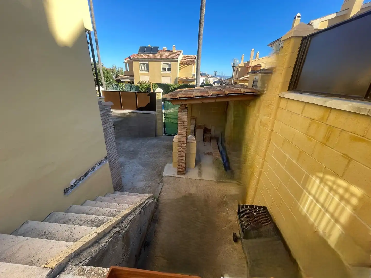 Vista exterior de Casa adosada en venda en Alhaurín de la Torre amb Aire condicionat, Jardí privat i Terrassa