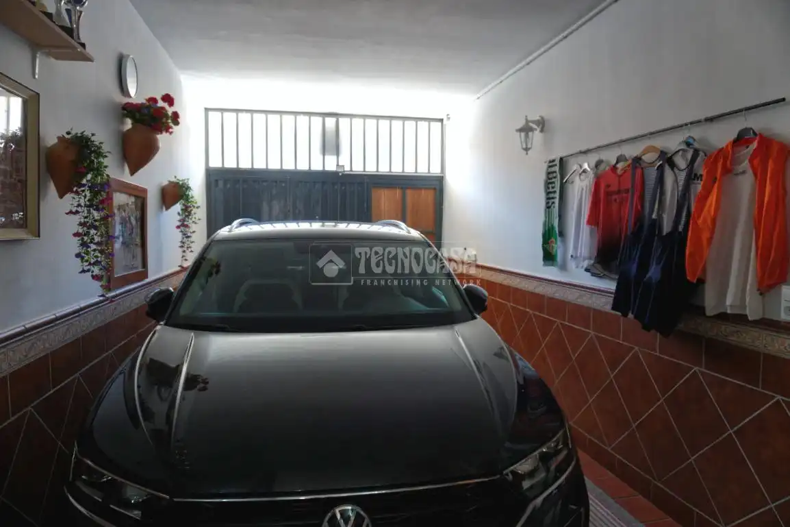 Aparcament de Casa adosada en venda en La Rinconada amb Aire condicionat i Parquet