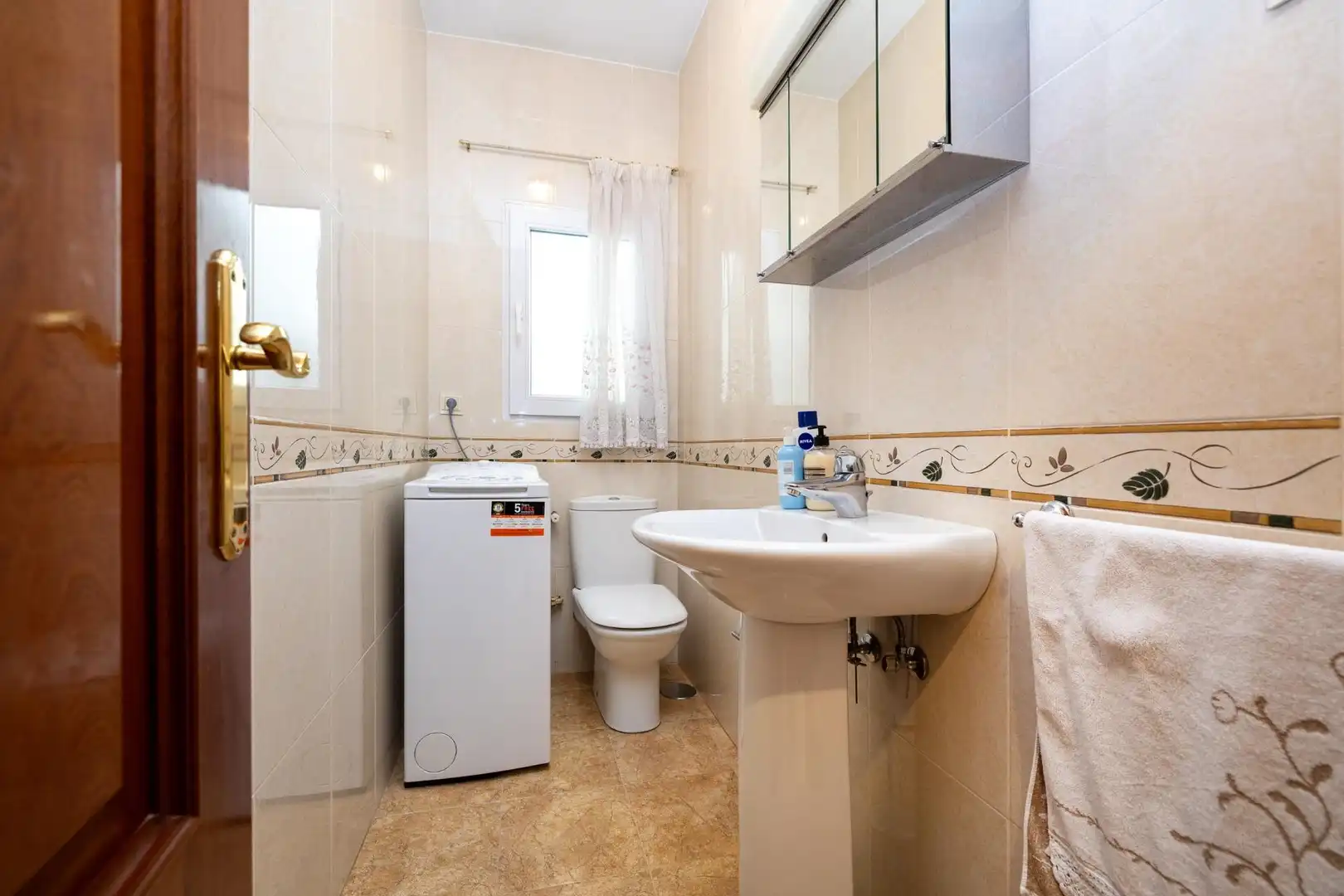 Badezimmer von Wohnung zum Verkauf in Granada mit Heizung und Balkon