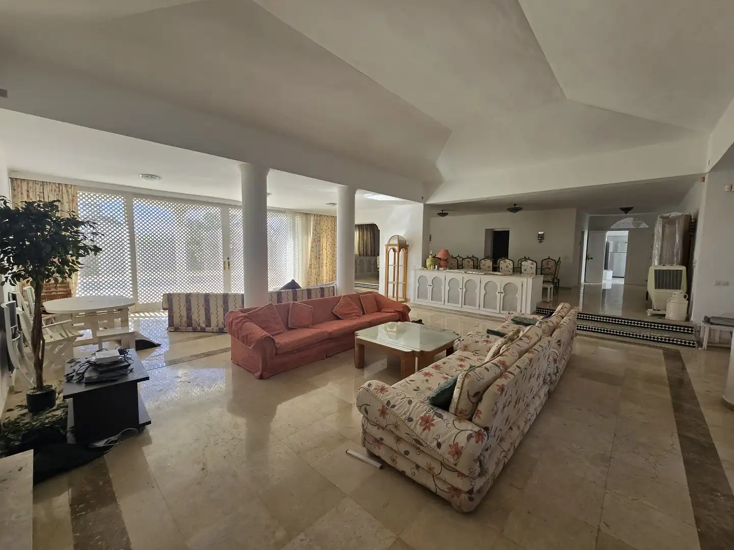 Sala d'estar de Casa o xalet en venda en Marbella amb Calefacció, Jardí privat i Terrassa