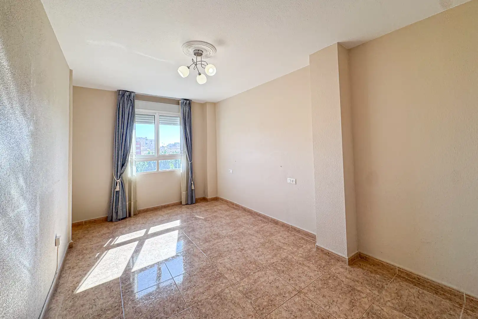 Habitación de Piso en venta en Almería con Aire acondicionado y Calefacción