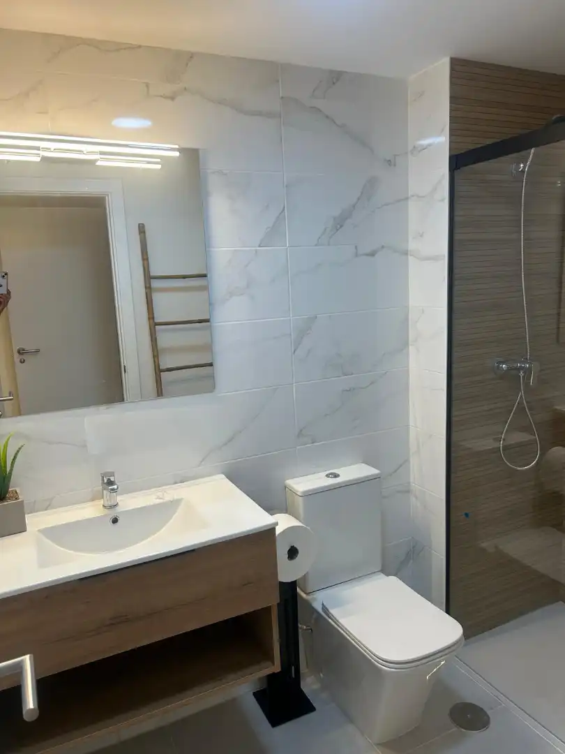 Baño de Piso de alquiler en Dos Hermanas con Aire acondicionado, Terraza y Amueblado