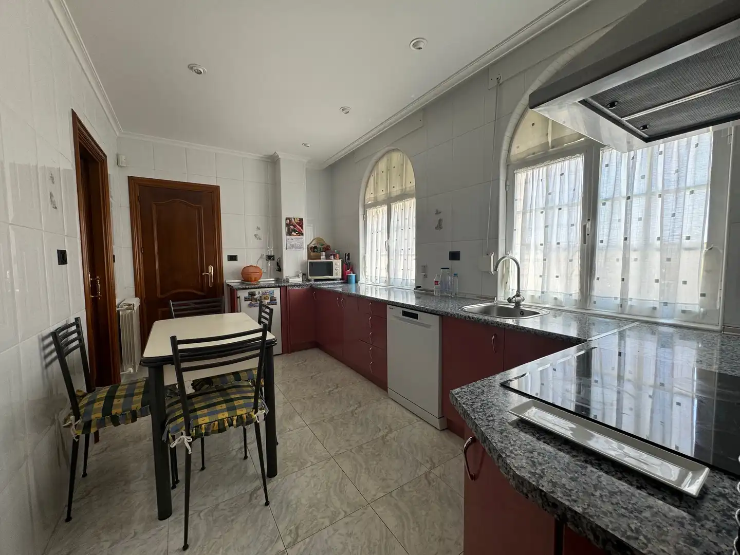 Cocina de Casa adosada en venta en Valoria la Buena con Calefacción, Jardín privado y Parquet
