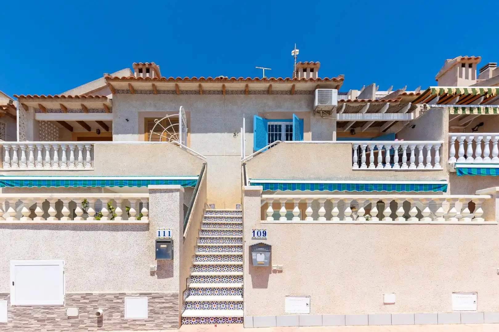 Vista exterior de Ático en venta en Guardamar del Segura con Aire acondicionado, Terraza y Piscina