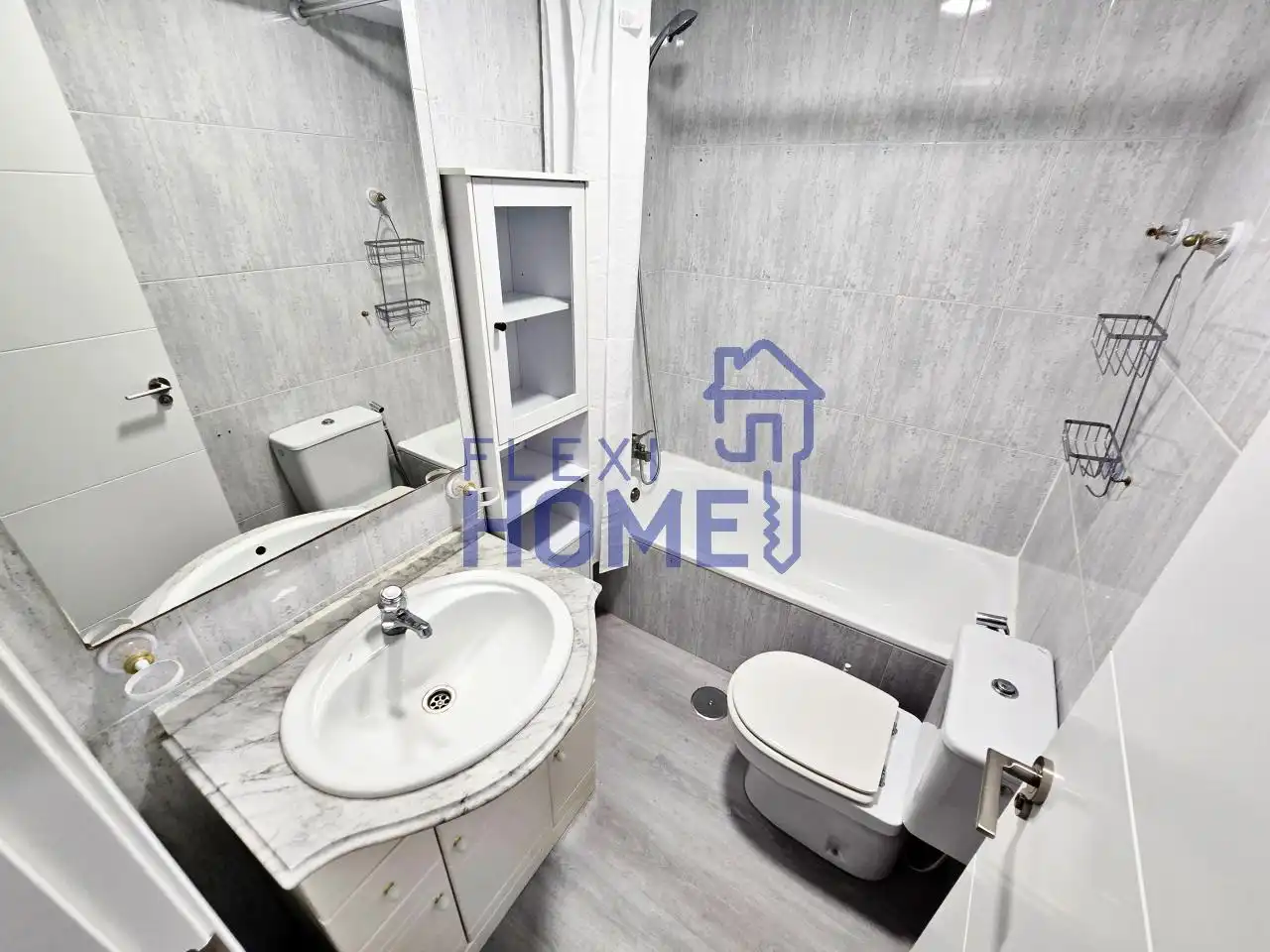 Baño de Piso para compartir en Guadalajara con Calefacción, Parquet y Amueblado
