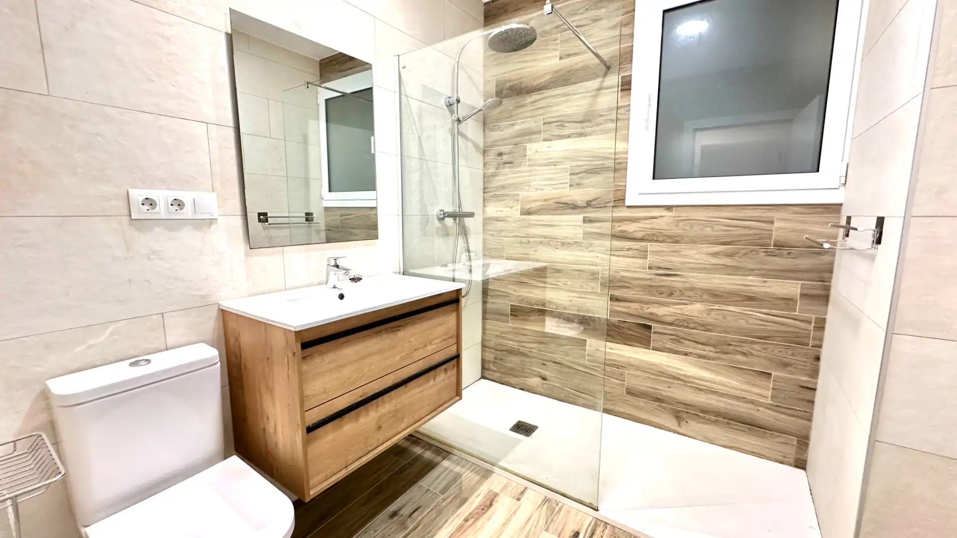 Baño de Planta baja en venta en Barcelona con Aire acondicionado, Calefacción y Parquet