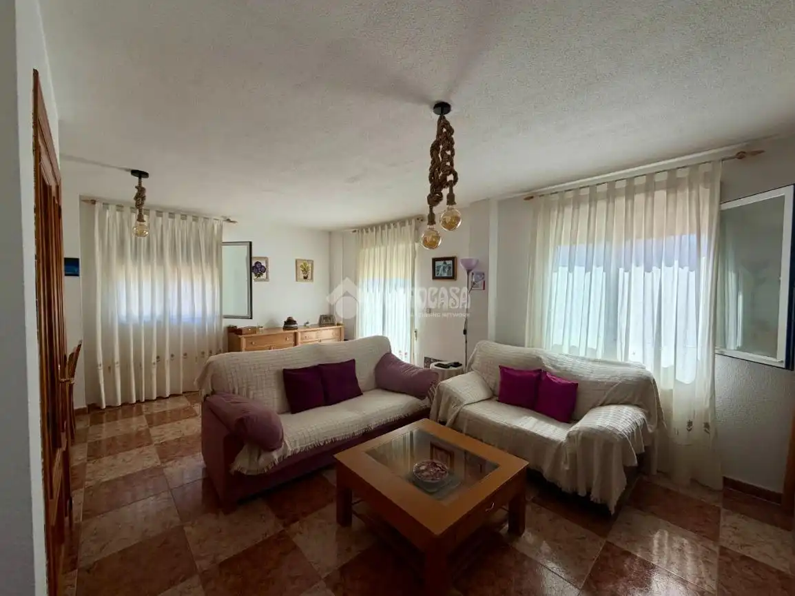 Sala de estar de Casa adosada en venta en Villanueva de la Torre con Jardín privado, Terraza y Balcón