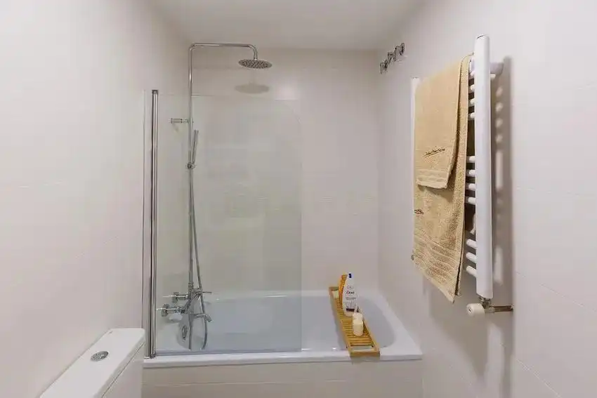 Bathroom of Flat for rent in Valencia  with Air Conditioner and Balcony