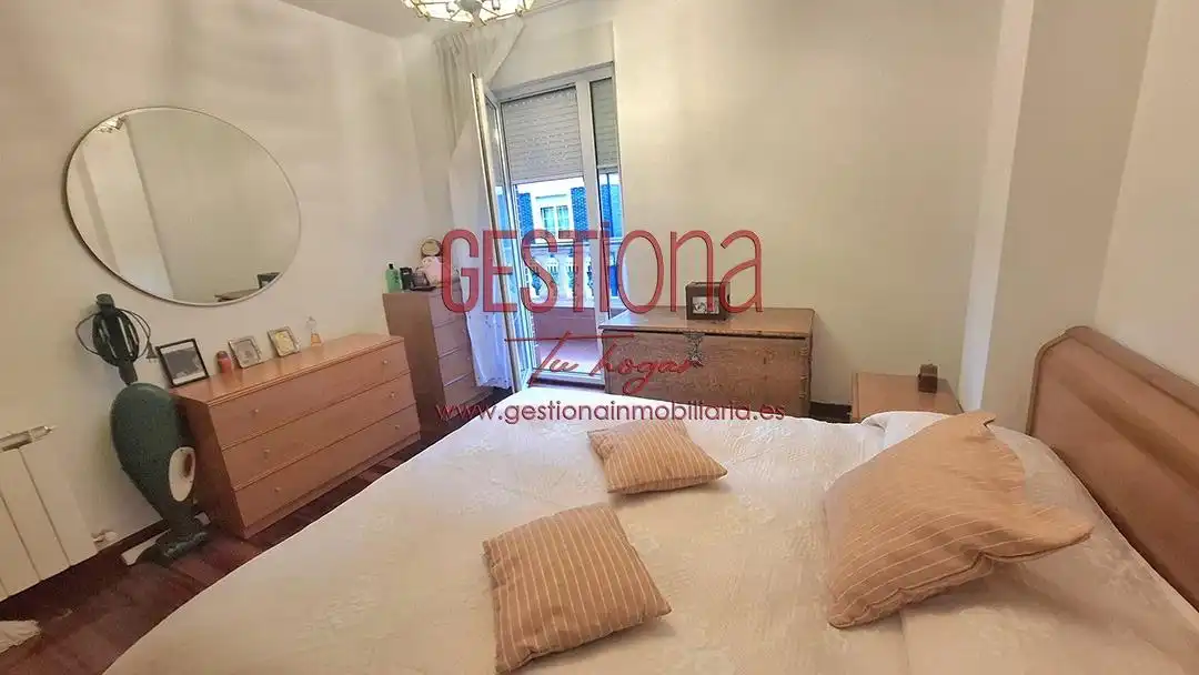 Schlafzimmer von Erdgeschoss zum Verkauf in Castro-Urdiales mit Heizung, Privatgarten und Terrasse