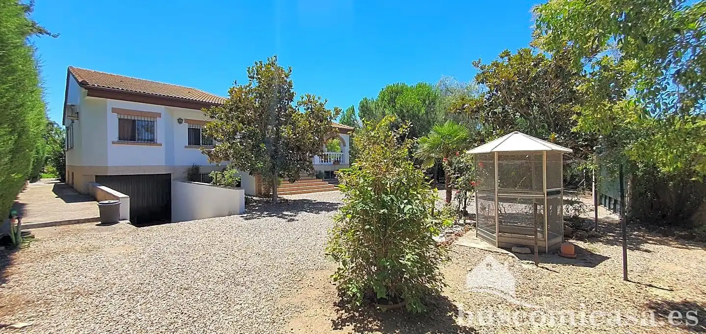 Vista exterior de Casa o xalet en venda en Linares amb Aire condicionat, Calefacció i Jardí privat