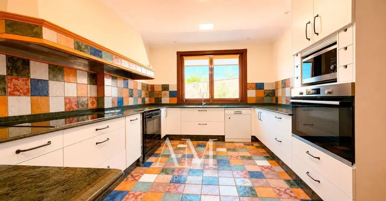 Cuina de Casa o xalet en venda en Vigo  amb Calefacció, Jardí privat i Terrassa