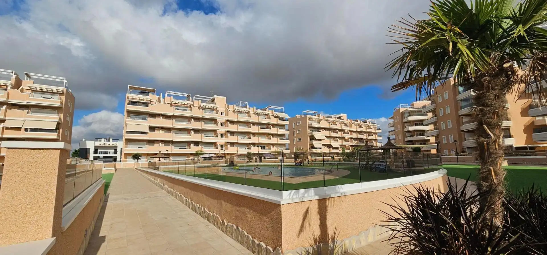Vista exterior de Planta baja en venta en Guardamar del Segura con Aire acondicionado, Terraza y Amueblado