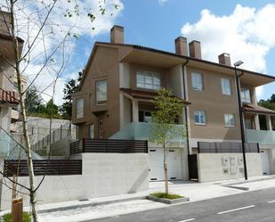 Vista exterior de Casa o xalet en venda en Santiago de Compostela  amb Calefacció, Jardí privat i Parquet