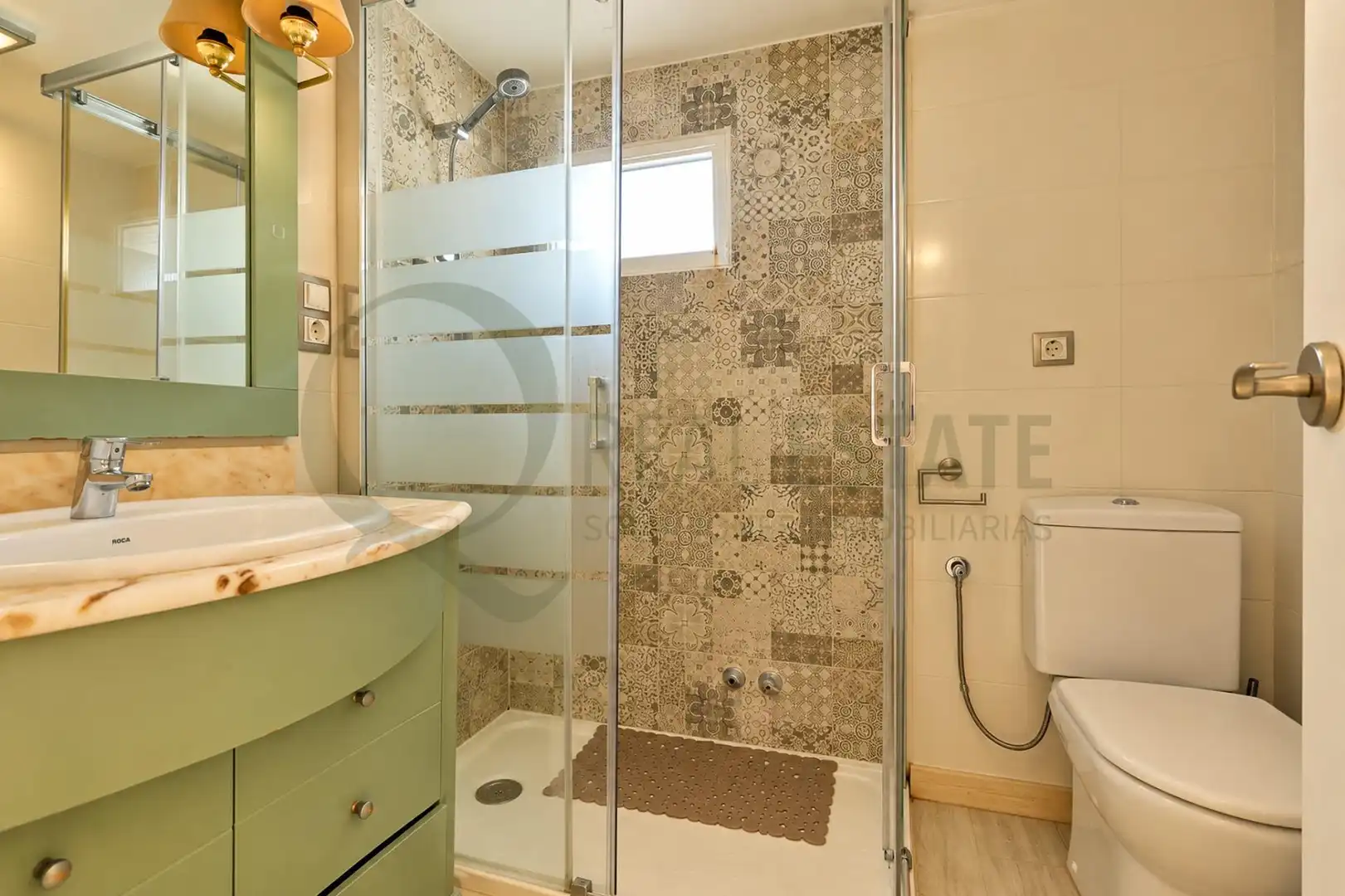 Badezimmer von Haus oder Chalet zum Verkauf in Alicante / Alacant mit Klimaanlage, Heizung und Privatgarten