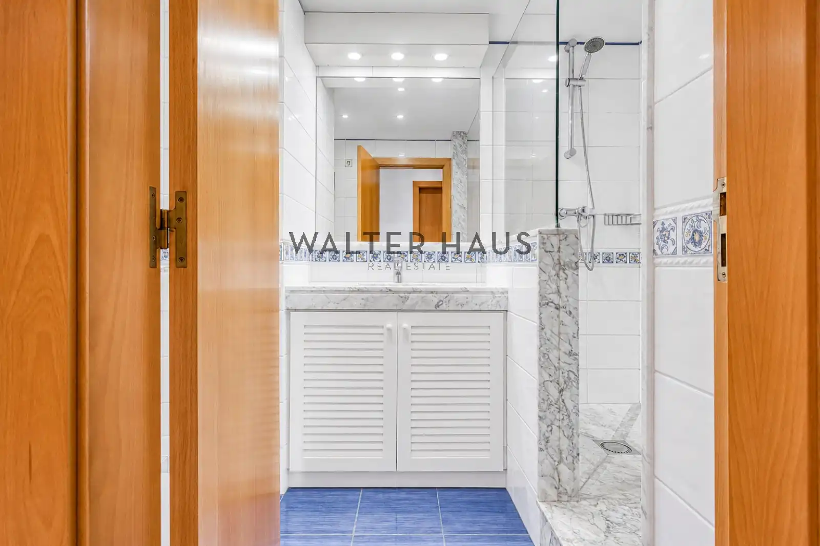 Badezimmer von Dachboden zum Verkauf in Barcelona mit Klimaanlage, Heizung und Parkett