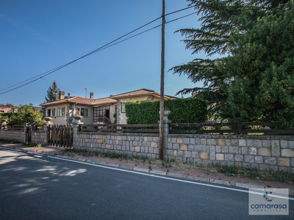Vista exterior de Casa o xalet en venda en Ávila Capital amb Balcó