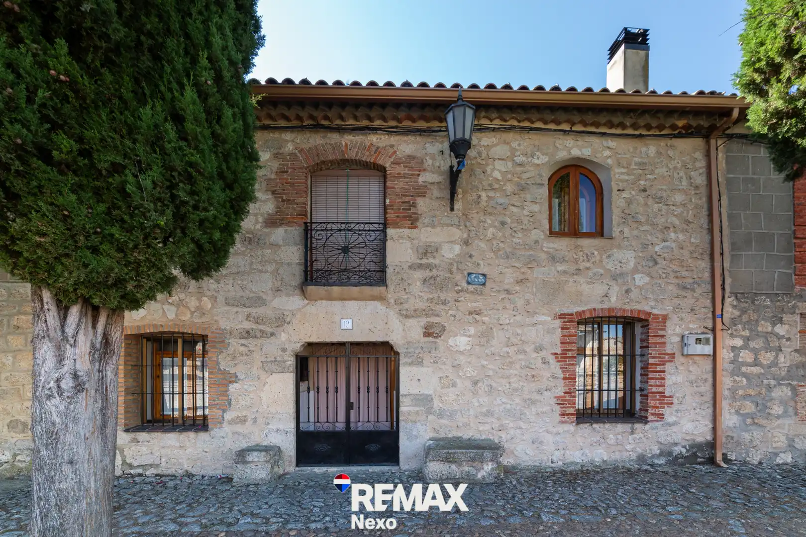 Vista exterior de Casa adosada en venda en Wamba amb Calefacció, Jardí privat i Terrassa